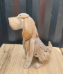SB-STAT-DOG_040 Hond in teak hout.