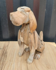 Hond in teak hout.