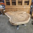 Suar boomstamtafel met matrix poot en vernist Nude Suar boomstamtafel met poten en vernist