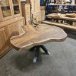 Suar boomstamtafel met matrix poot en vernist Nude Suar boomstamtafel met poten en vernist