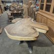 Suar boomstamtafel met matrix poot en vernist Nude Suar boomstamtafel met poten en vernist