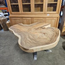 Suar boomstamtafel met poten en vernist