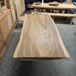 Suar boomstamtafel met poten en vernist Suar tafel met matrix poot en vernist