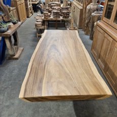 Suar boomstamtafel met poten en vernist Suar tafel met matrix poot en vernist