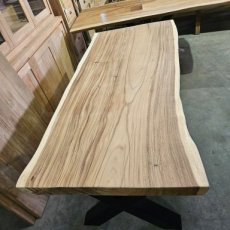 Suar tafel met X-poten en vernist