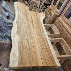 Suar tafel met matrix poot en vernist